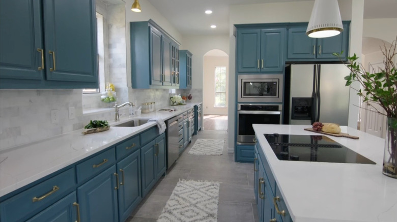 A kitchen with teal blue cabinets