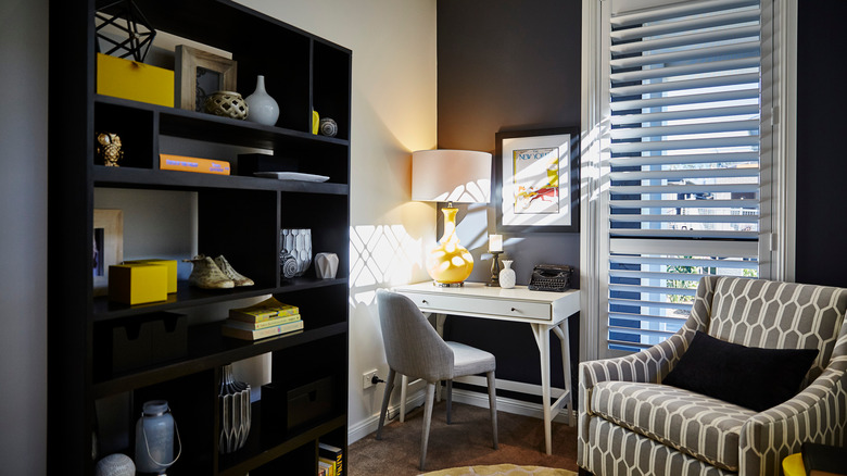 Coastal décor with yellow and black