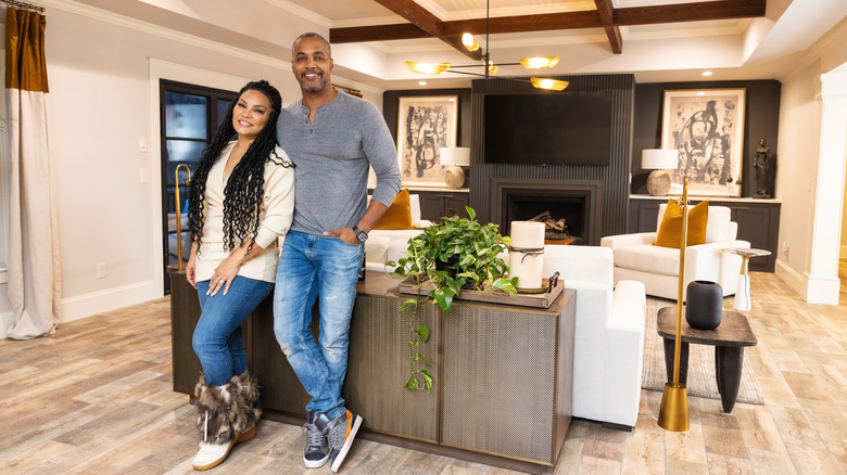 Egypt Sherrod and Mike Jackson posing in living room