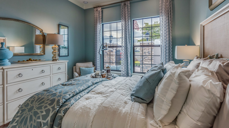 Relaxing blue hydrangea bedroom