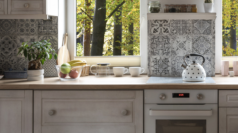 gray and white kitchen backsplash