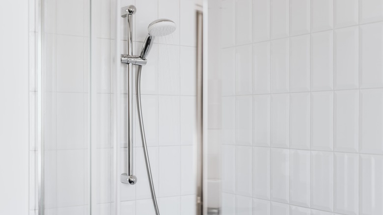 Shower with vertical tiles