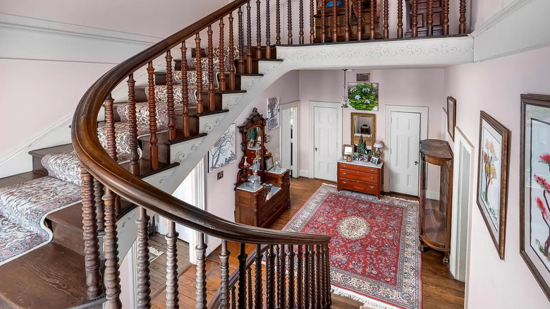 Spiral staircase and foyer