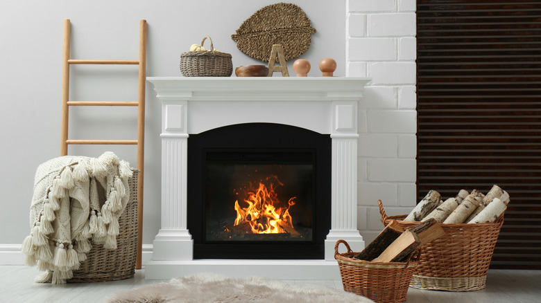 Fireplace with neutral decor 