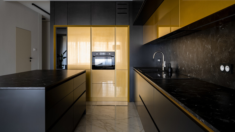 Black marble on kitchen walls 