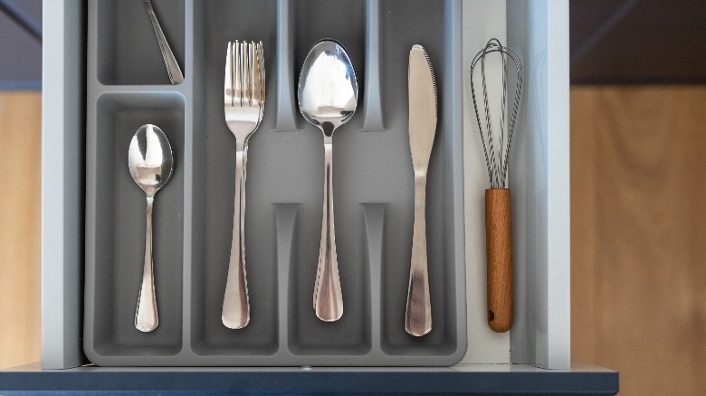 Utensil organizer in kitchen drawer