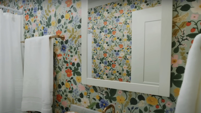 flower wallpaper in bathroom