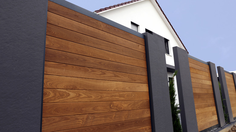 Modern horizontal privacy fence