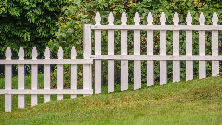 Fence compensating for irregular terrain