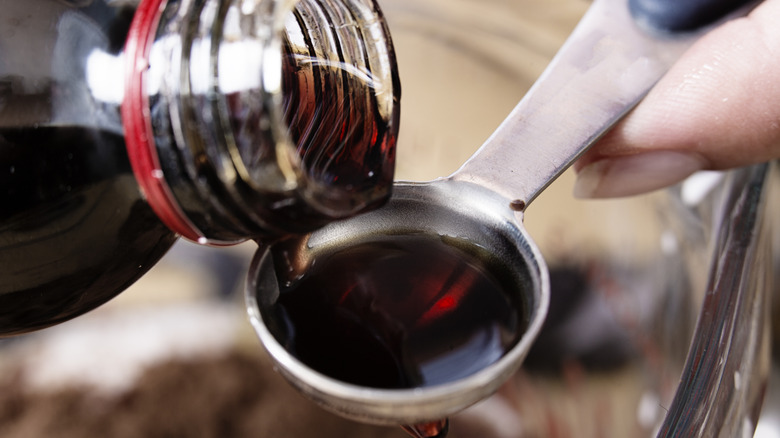 vanilla pouring into spoon