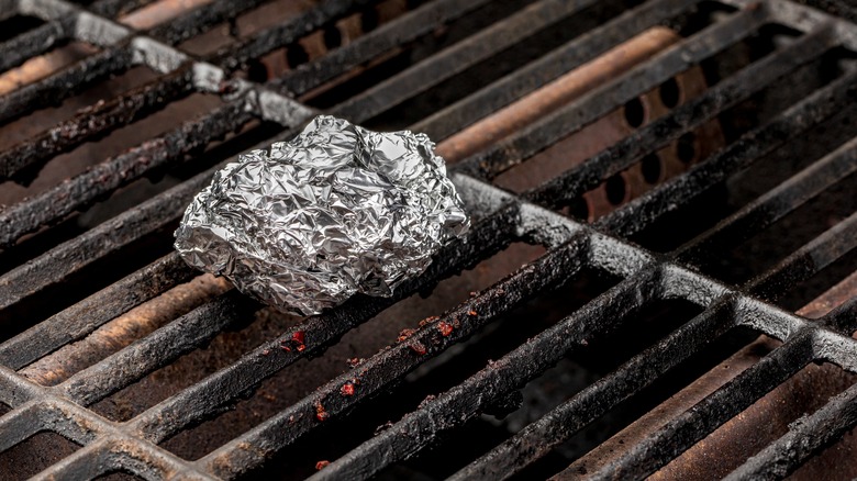 https://www.housedigest.com/img/gallery/how-aluminum-foil-can-make-cleaning-your-grill-easy/intro-1695301706.jpg