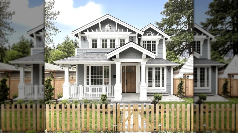 A Yardlink no-dig fence is installed in front of a gray house