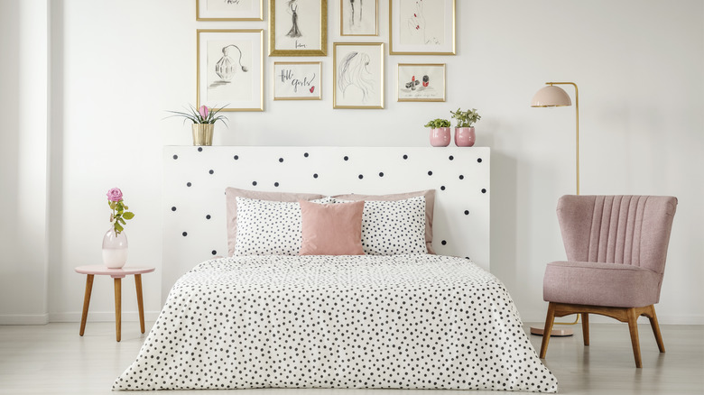 Bedroom with decorative accessories