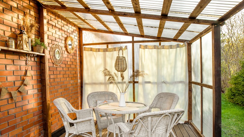 screened-in patio with clear ceiling