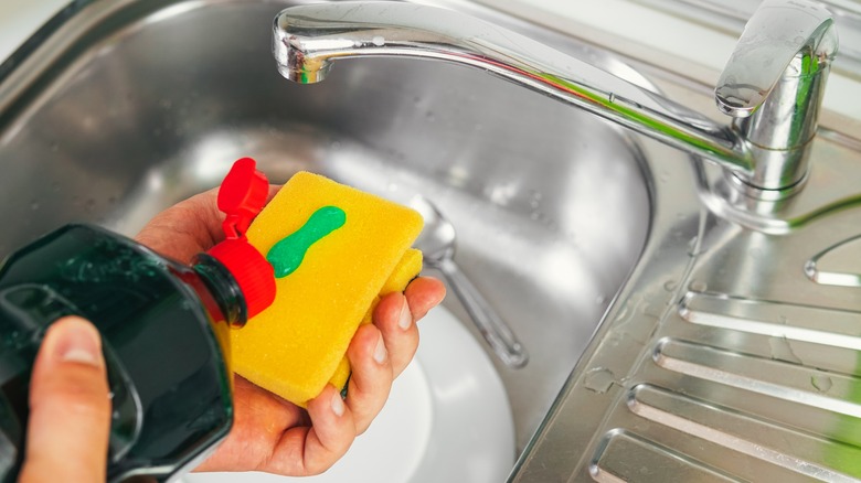 How to Wish Dishes So That You Save Soap, Water, and Time
