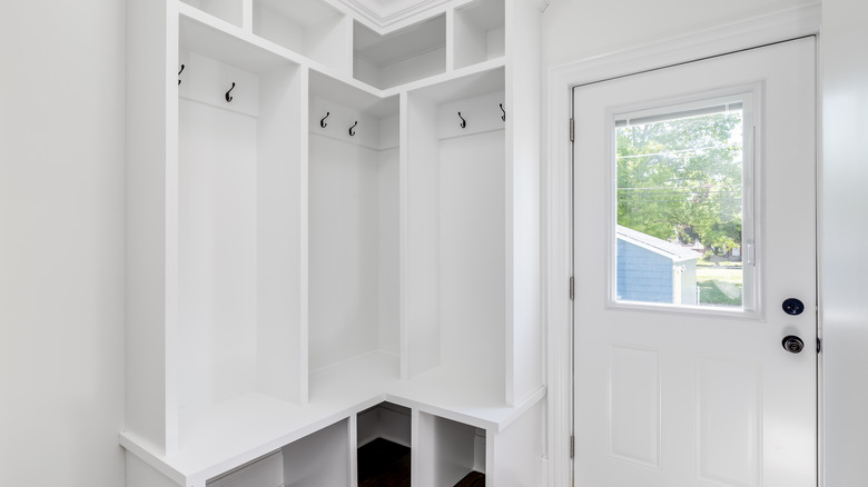 corner mudroom in entryway