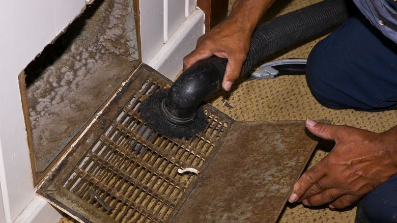 cleaning air ducts indoors