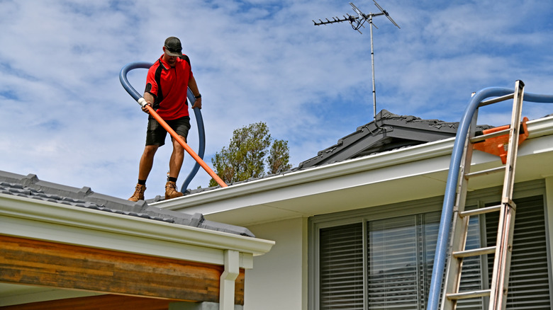 professional gutter cleaner