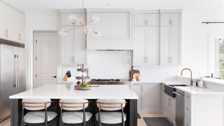 Beautiful white marble kitchen countertops 