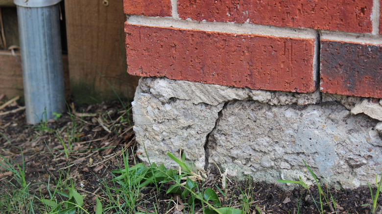 a crack in concrete foundation