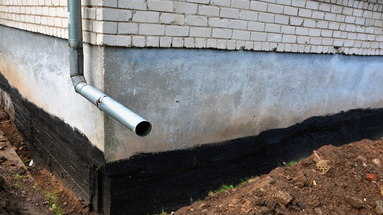 waterproofing house foundation with bitumen