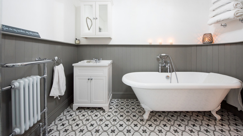 clawfoot tub in bathroom