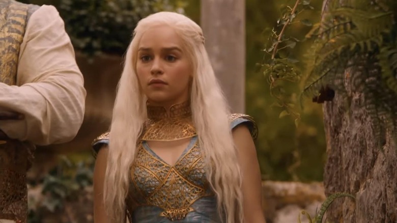 gold collar around Daenerys neck