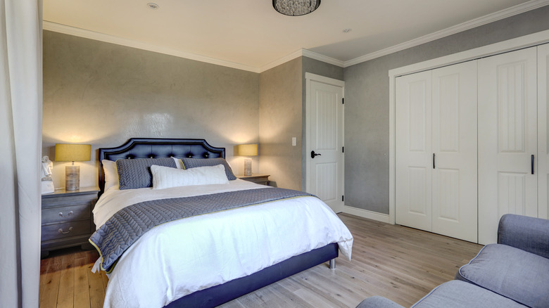 Venetian plaster in the bedroom