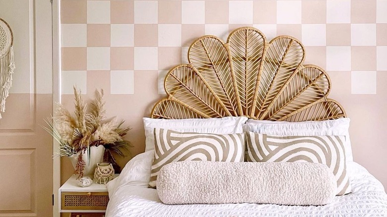 Tan bedroom with checkered wall