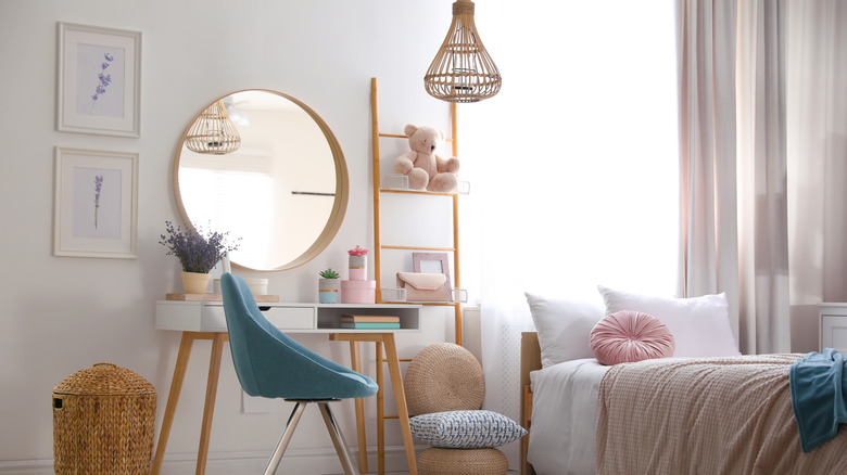 round mirror in bedroom