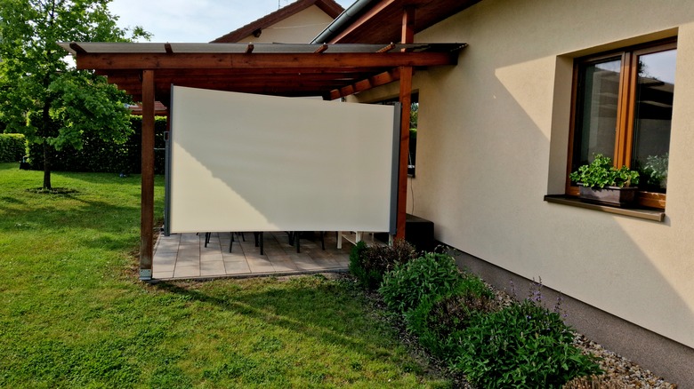 garden with outdoor privacy screen