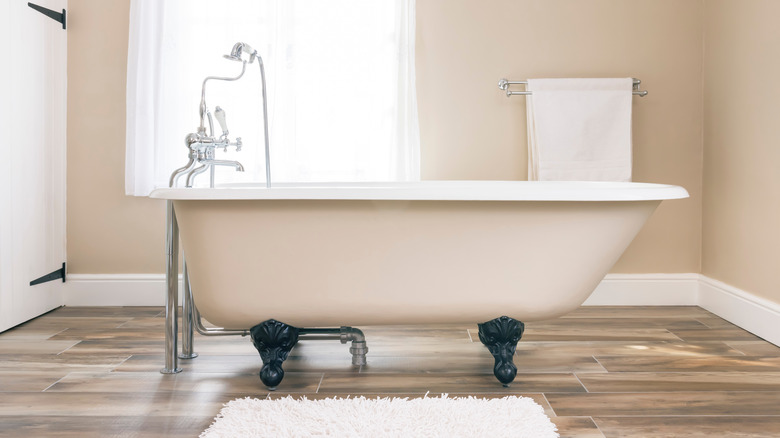 Traditional freestanding tub