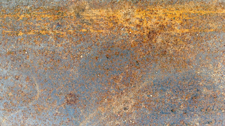 rusty griddle surface