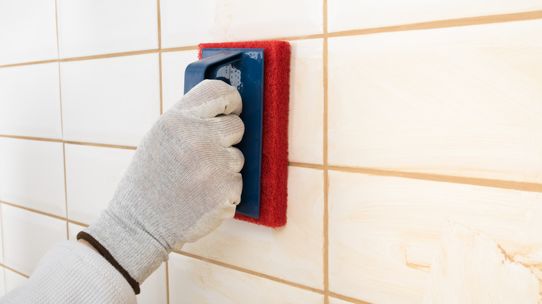 Scrubbing tile with sponge