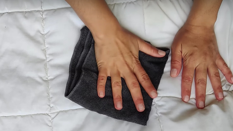 Wiping comforter with gray cloth