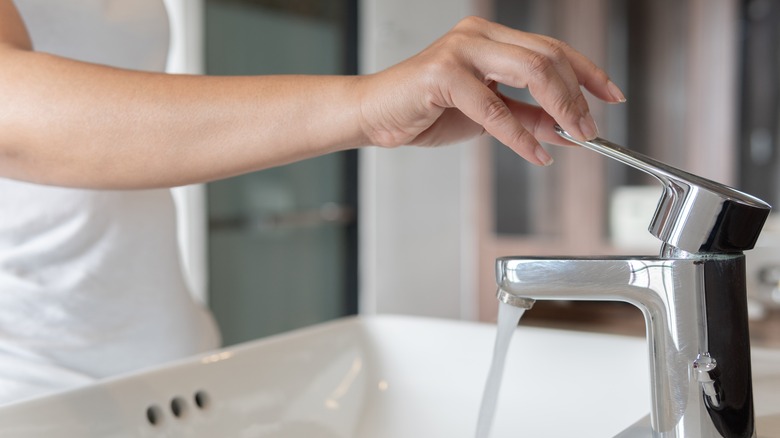 Hand opening faucet