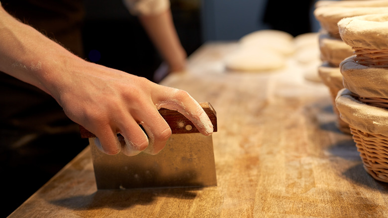 Bench scraper for dough