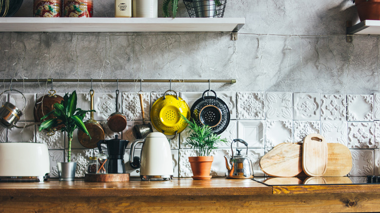 Kitchen with textured backsplash