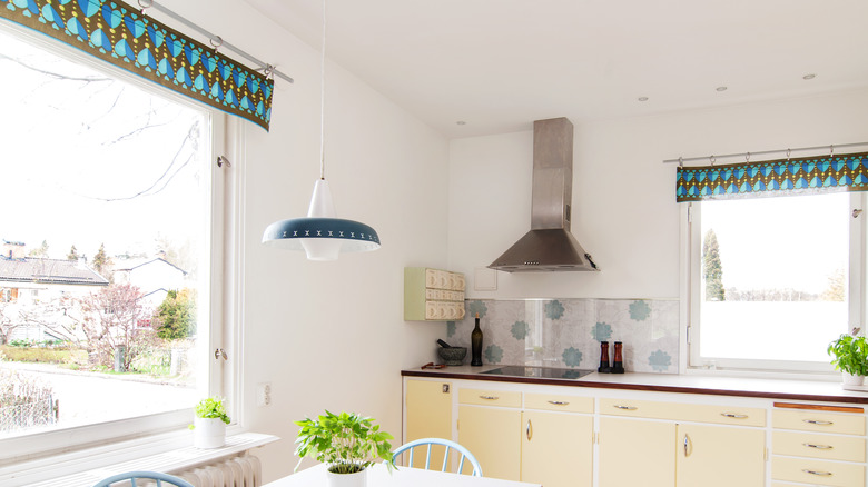 retro style kitchen patterned valance