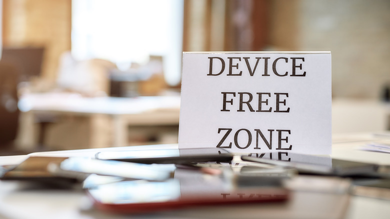 Device-free zone sign