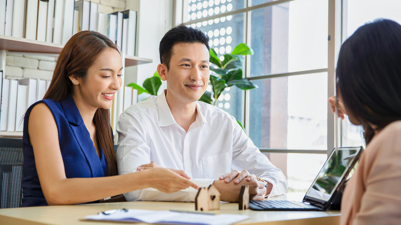 Couple discusses loan with lender