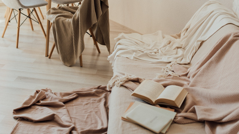 Soft creams and blush pink blankets create a cozy look