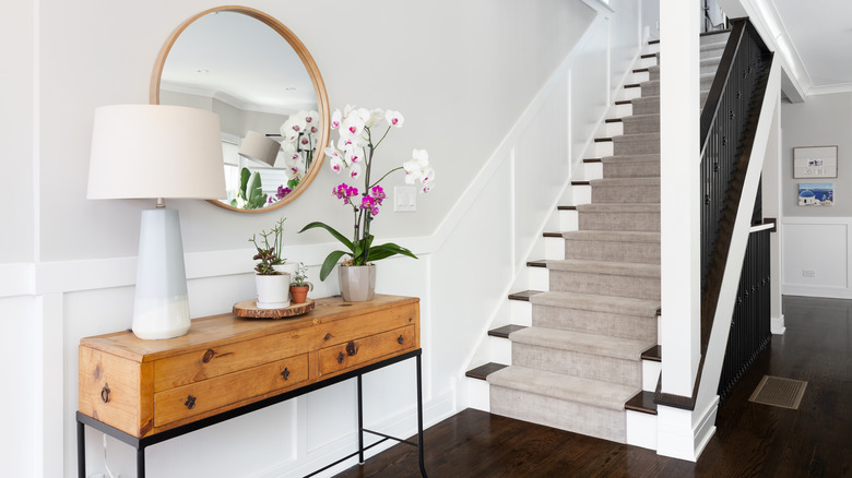 https://www.housedigest.com/img/gallery/how-to-decorate-a-foyer/intro-1647977499.jpg