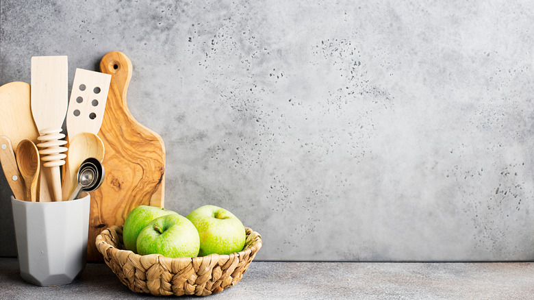 wicker basket with green apples 