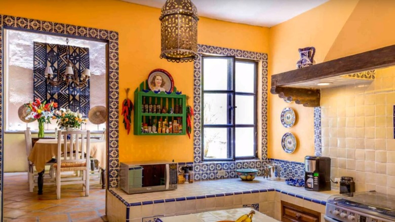 https://www.housedigest.com/img/gallery/how-to-decorate-a-spanish-style-kitchen/intro-1665248714.jpg