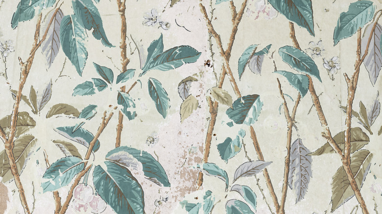 patterned wallpaper with leaves and branches