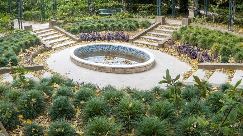 fountain with radial symmetry 