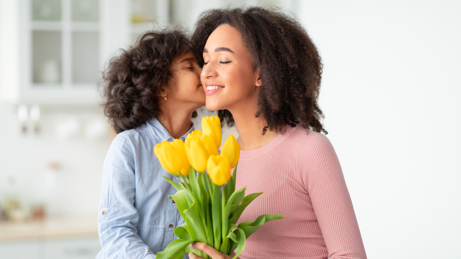 https://www.housedigest.com/img/gallery/how-to-decorate-for-mothers-day/l-intro-1650617743.jpg