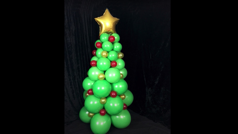 green balloon tree with star