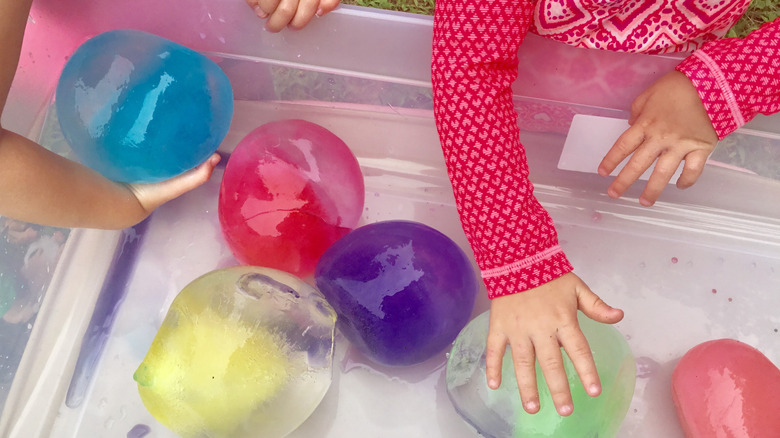 kids making frozen balloon marbles